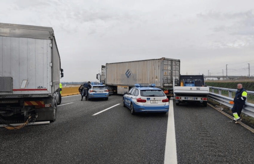 Tir blocca l’autostrada per rapinare furgone portavalori: caccia ai criminali