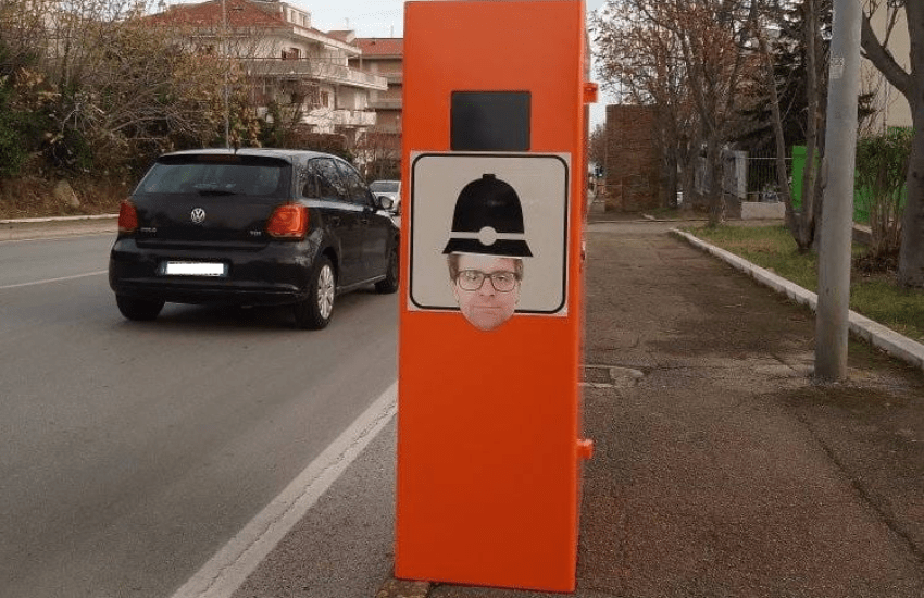 Vasto, l’ignoto degli adesivi torna in azione: il volto del sindaco attaccato sugli autovelox