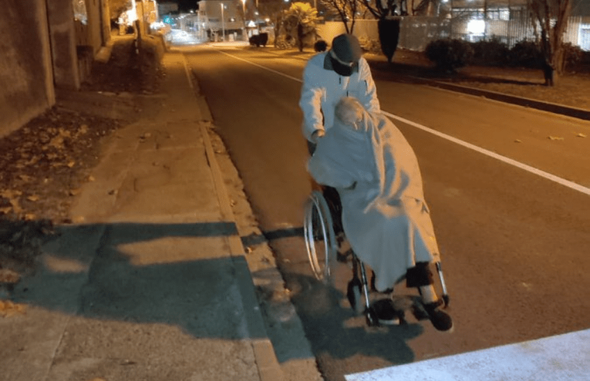 Non ci sono ambulanze e l’anziano spinge la moglie malata in carrozzina fino alla casa di cura