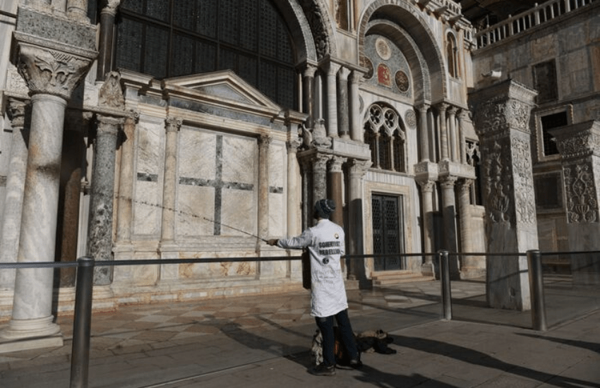 Venezia: attivisti imbrattano San Marco con il fango (VIDEO)