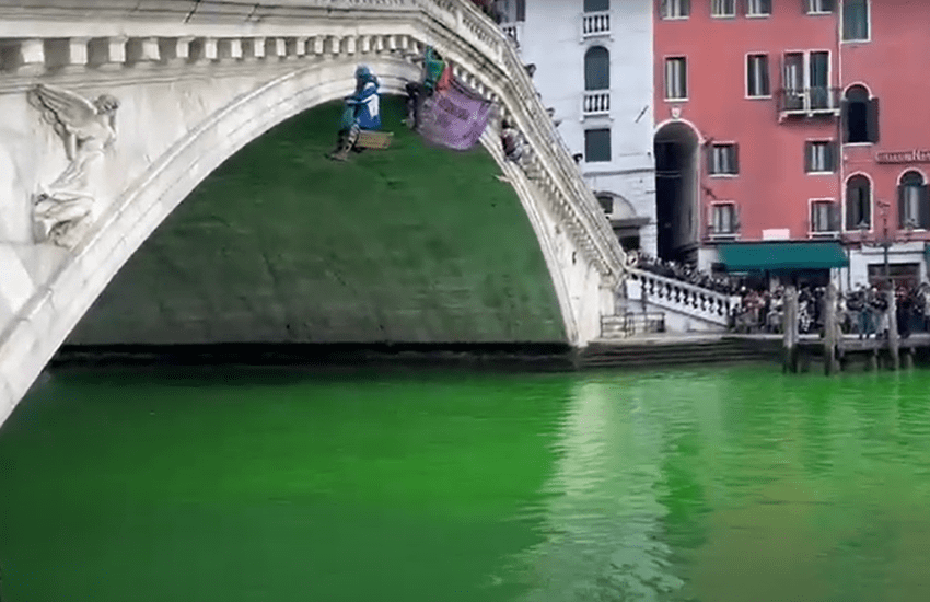 Paura al Lido di Venezia, sbaglia la manovra e l’auto finisce in acqua: conducente e cane tratti in salvo