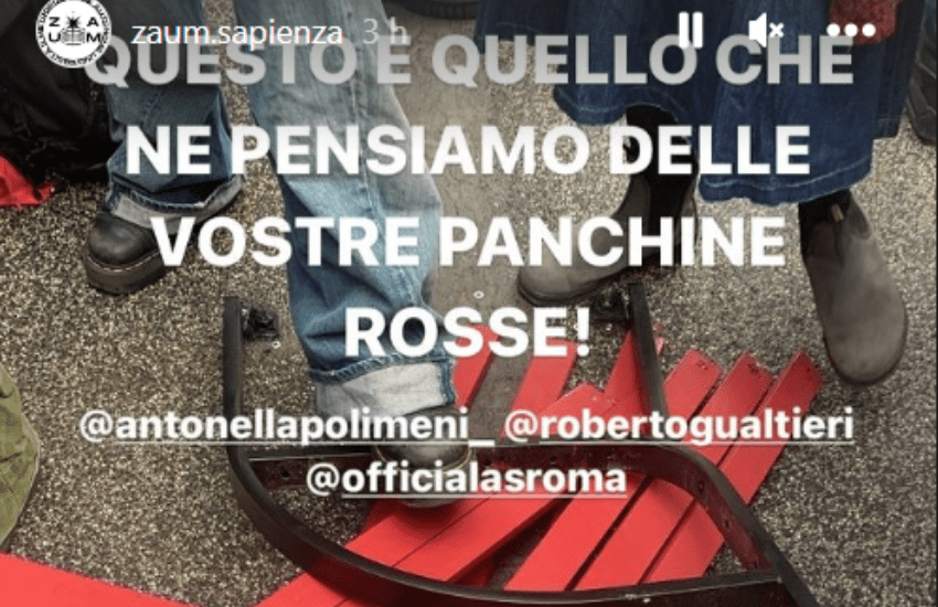 Roma, distrutta la panchina rossa inaugurata a La Sapienza: “Deve stare nell’indifferenziata” (VIDEO)