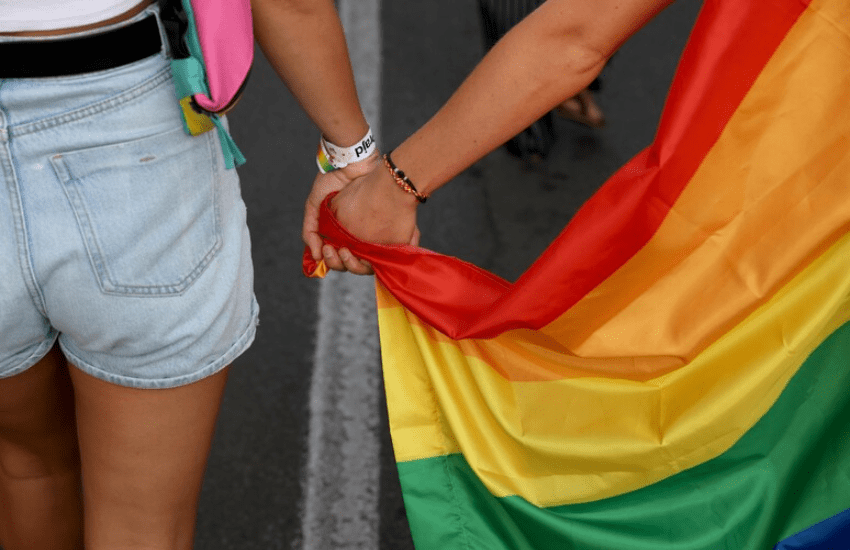 Vaticano: “Sì alle benedizioni di coppie gay, ma…”
