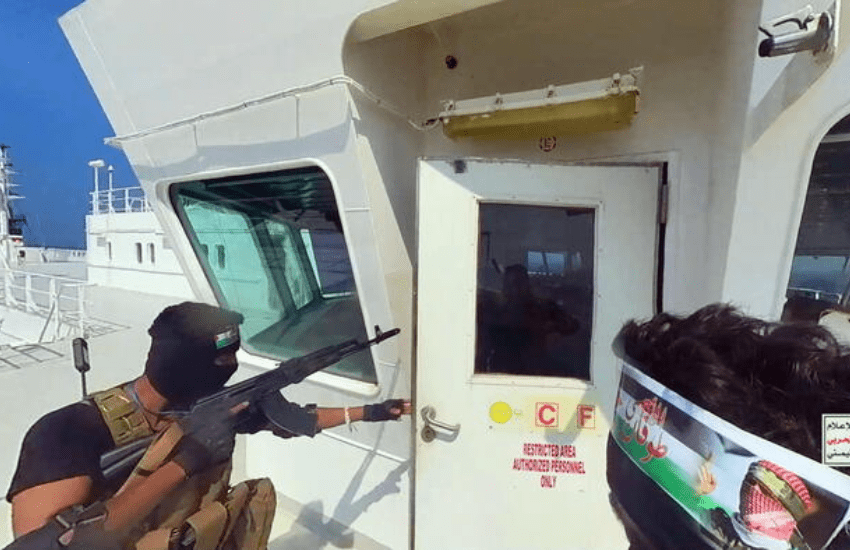 Gli Houthi attaccano navi commerciali nel Mar Rosso: anche l’Italia invia una fregata per combatterli