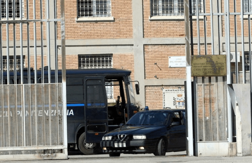 Salerno: agente scoperto con la droga in carcere punta la pistola e fugge