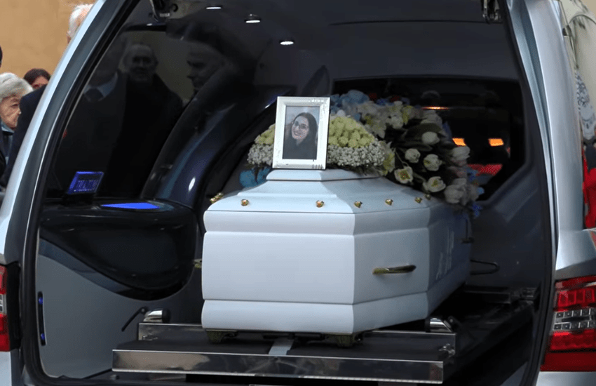 Vanessa Ballan, l’ultimo abbraccio fra lacrime e rabbia: “Non doveva succedere. A cosa servono le leggi?” (VIDEO)