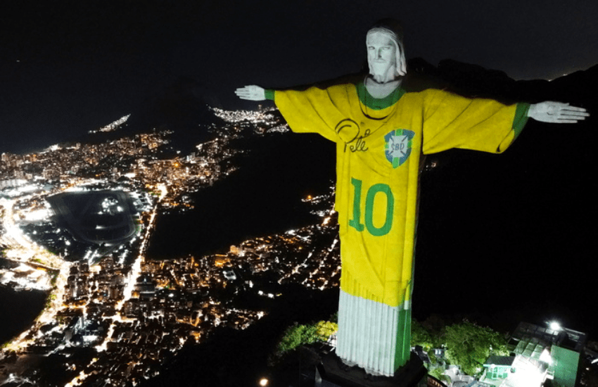 Pelé: il Brasile lo celebra nell’avversario della sua scomparsa (VIDEO)