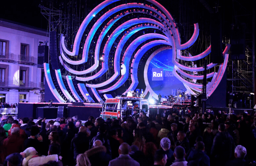 Rai, il regista de “L’anno che verrà” cade dal palco: operato a Crotone