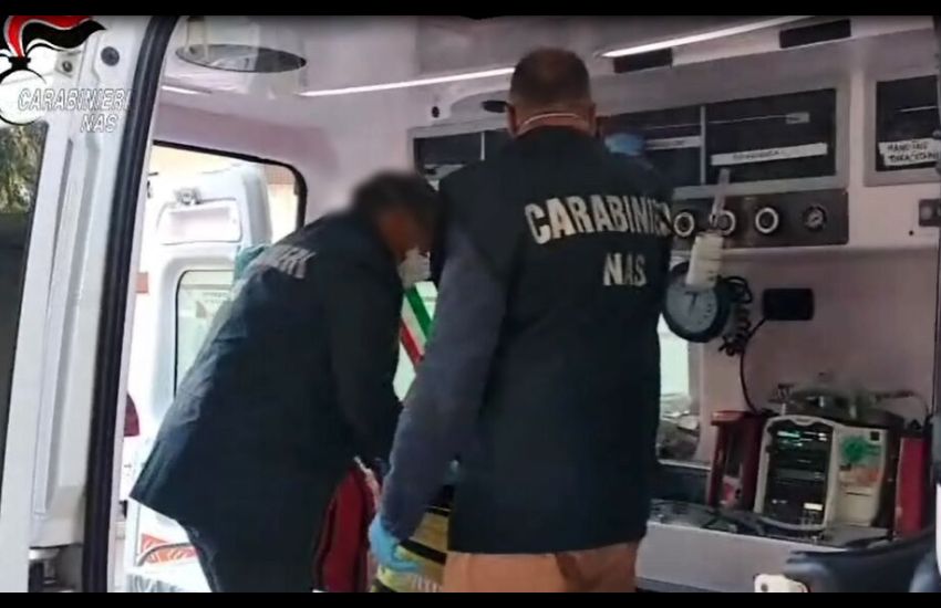 Catania, controlli del Nas alle autoambulanze private: scoperte bombole ossigeno scadute
