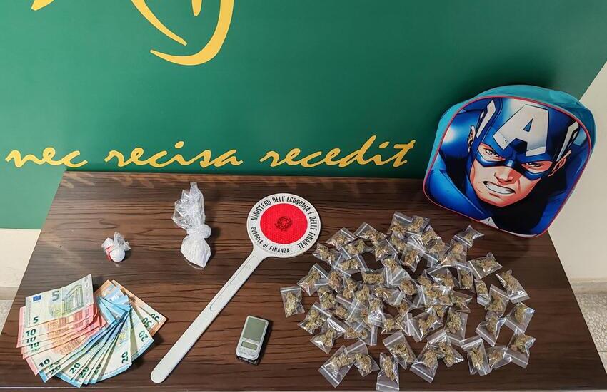 Paternò, lancia la droga dalla terrazza, arrestato pregiudicato 26enne