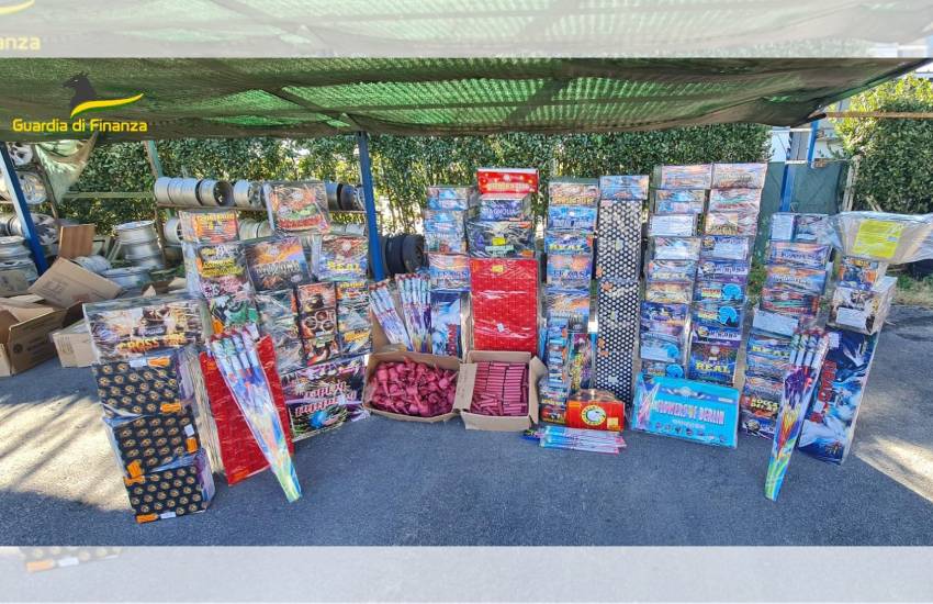 Sequestrati dalle Fiamme Gialle pontine oltre 600 fuochi artificiali illegali. Denunciata una persona