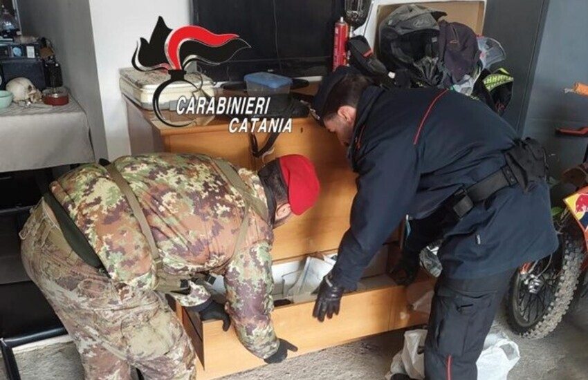 Mazzarrone, avevano in casa droga e soldi: arrestati due fratelli