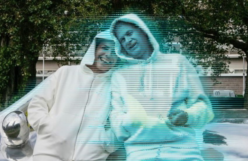 “Non voglio restare sola” e decide di sposare l’ologramma nato con l’Intelligenza Artificiale [VIDEO]