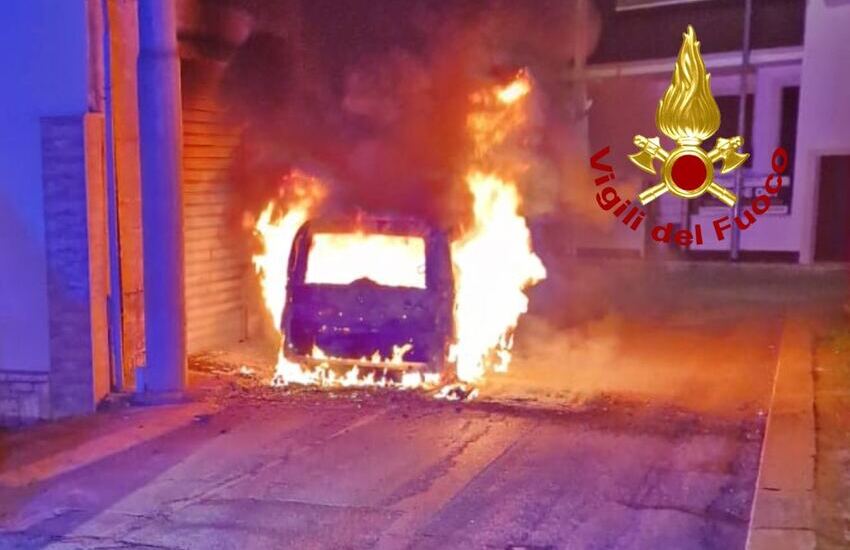 Fiamme nella notte in pieno centro, a rogo furgoncino di autonoleggio