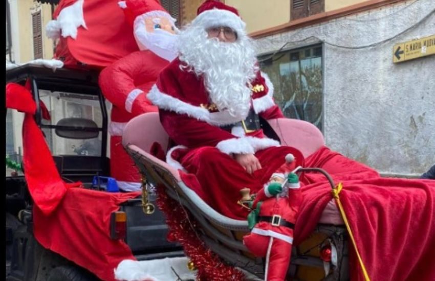 La festa natalizia è troppo rumorosa: rissa tra i Babbo Natale, uno finisce in ospedale