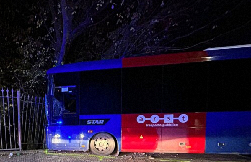 Sardegna: autobus sfonda una cancellata e rimane in bilico nel vuoto