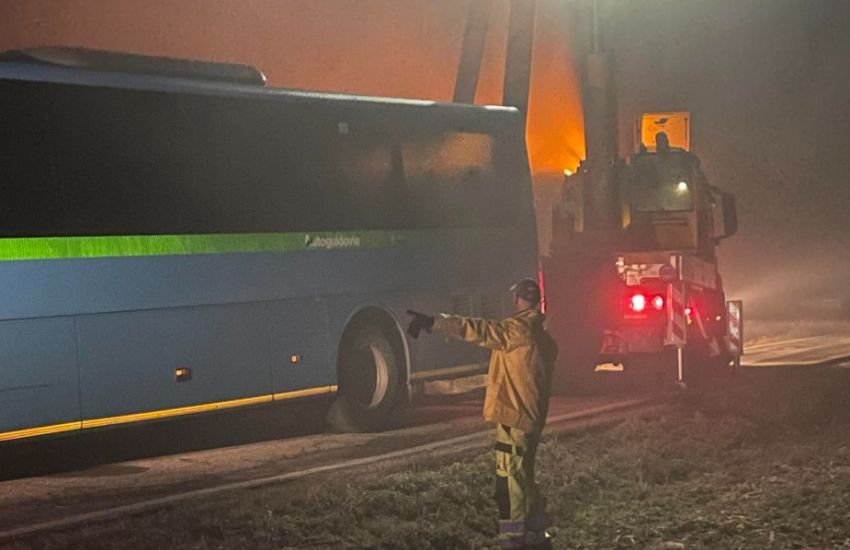 Autobus si ribalta in un fosso: choc e terrore a bordo, la situazione attuale