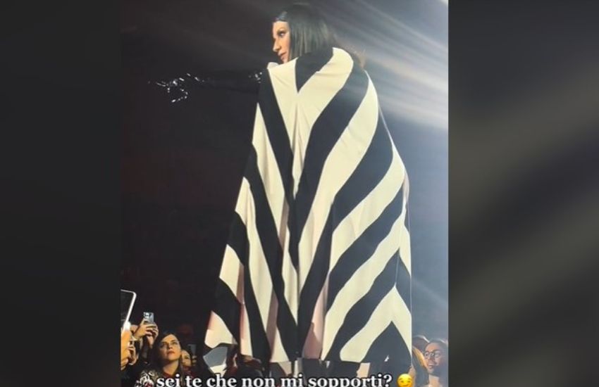 Spettatore annoiato al concerto di Laura Pausini, la sua replica scatena le risate: “Ciro ti ho fatto la…” [VIDEO]