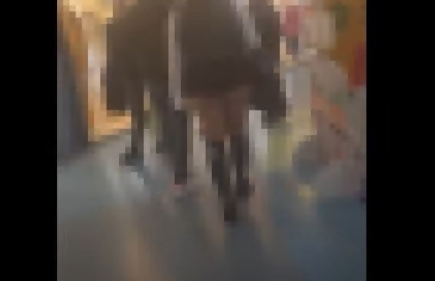 Bari, cammina con la minigonna alzata in un centro commerciale. Filmata e insultata dai passanti: “Ma il fidanzato l’ha vista?”