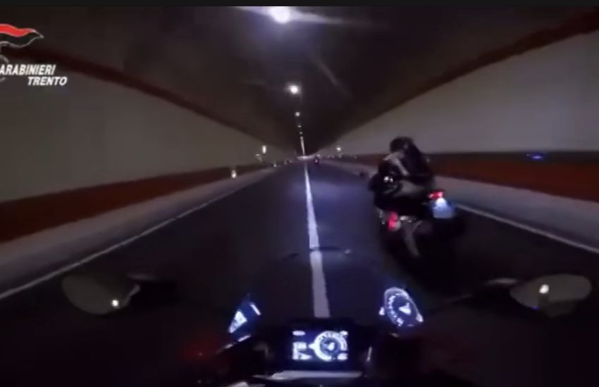 “Andiamo a fare i criminali”: i carabinieri risalgono ai 4 motociclisti grazie al video postato sui social