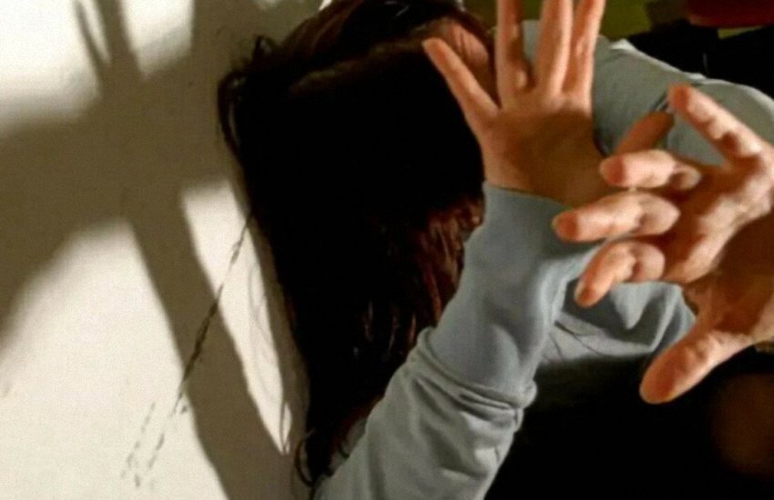 Sardegna: massacra di botte la compagna davanti ai figli per essere rientrata tardi da lavoro, arrestato