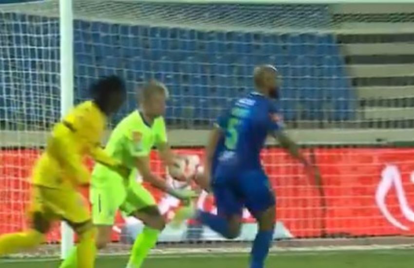 Il rigore più ridicolo della storia del calcio? Quello assegnato in Arabia Saudita [VIDEO]