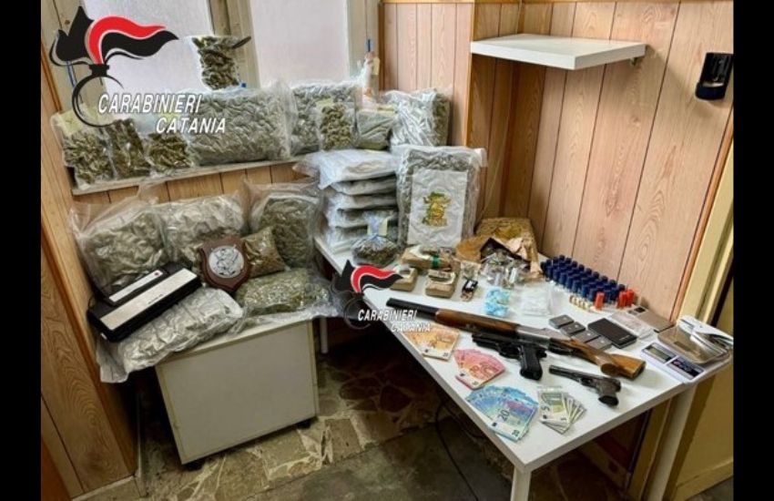 San Giorgio, trovati nello studio di registrazione di un cantante neomelodico armi e 18 chili di droga