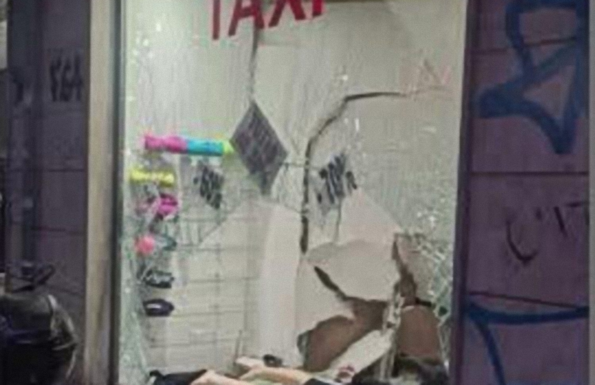 Sardegna: con un’auto sfondano la vetrina di un negozio e portano via abiti e scarpe di marca