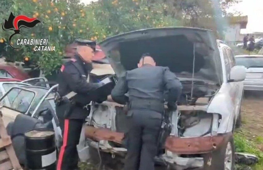 Aci Sant’Antonio, scoperta discarica zeppa di auto ‘cannibalizzate’