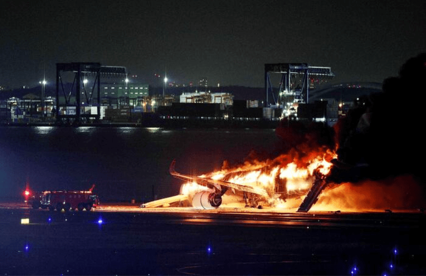 Tokyo, aereo in fiamme sulla pista: passeggeri morti nel rogo (LA DIRETTA VIDEO)