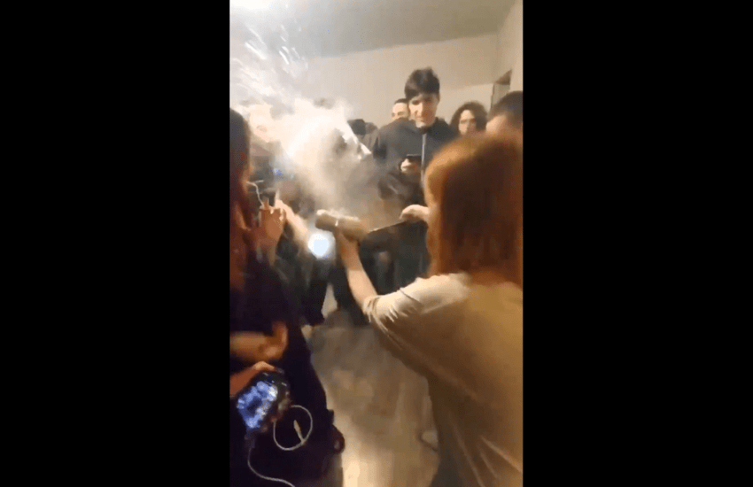 Follia alla festa: la padrona di casa non gradisce lo scherzo di un amico e gli lancia una pentola di acqua bollente sul viso (VIDEO)