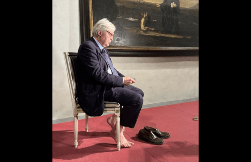 Sgarbi si presenta scalzo: “Vogliono farmi le scarpe? Eccole”
