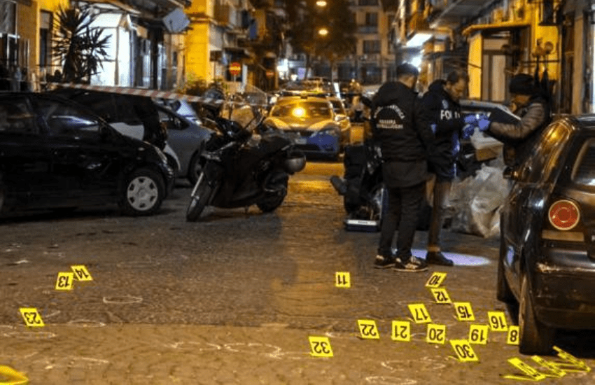 Napoli, 80 colpi di pistola fra la folla: “Rischiata una strage”