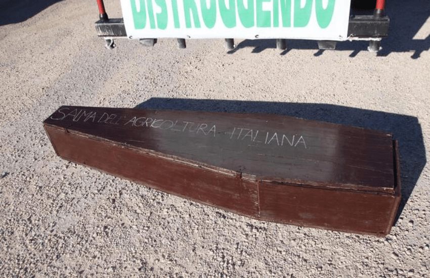 Agricoltori contro la carne coltivata: monta la protesta anche in Italia (VIDEO)