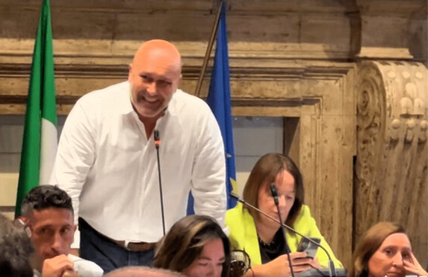 Terni, il sindaco Bandecchi di nuovo nella bufera: “Un uomo normale guarda il bel cu** di una donna e…” (VIDEO)