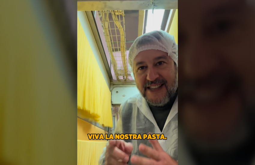 Rummo, scoppia il caso dopo la visita di Salvini. Fiorello: “Ricordatevi della gente che vi lavora” (VIDEO)