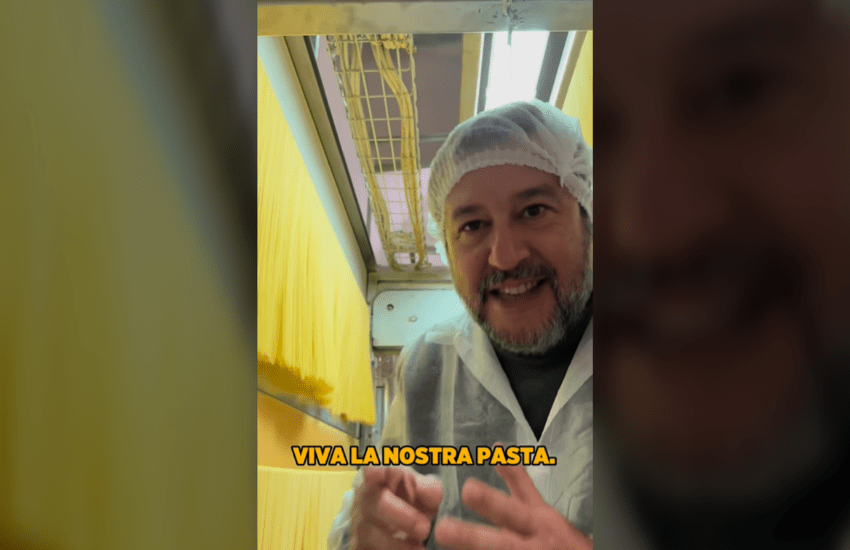 Rummo, scoppia il caso dopo la visita di Salvini. Fiorello: “Ricordatevi della gente che vi lavora” (VIDEO)