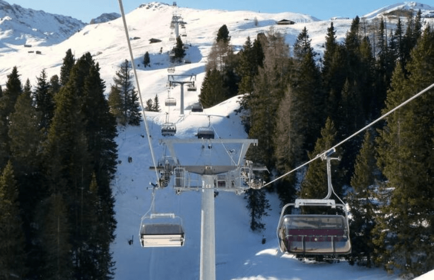 Bolzano: sciatrice cade dalla seggiovia e muore