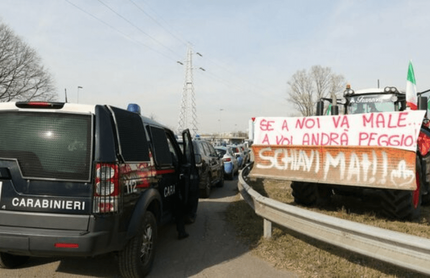 Agricoltori: i trattori bloccano il casello di Brescia