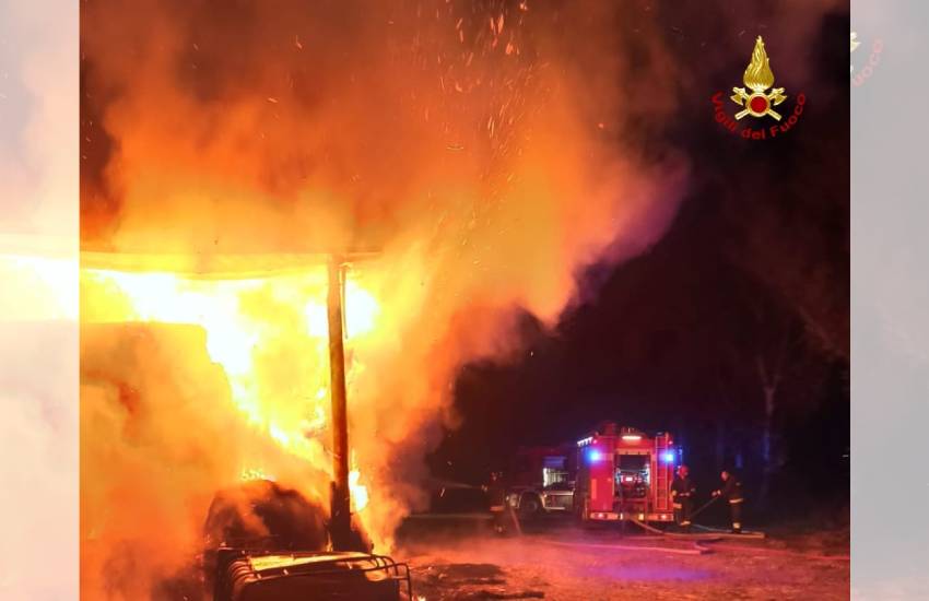 VIDEO – Distrutto dalle fiamme un capannone in via del Lido a Latina