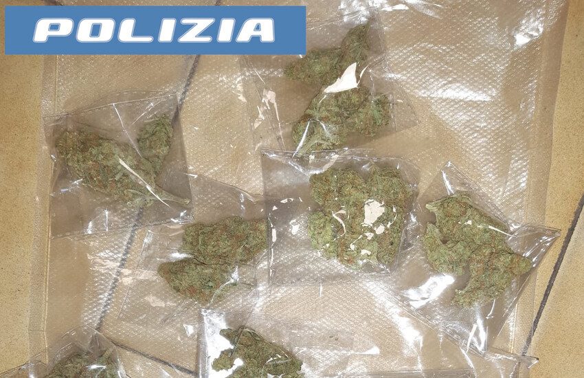 Catania, pauroso inseguimento per le vie del centro: 50enne sperona l’auto della polizia, arrestato