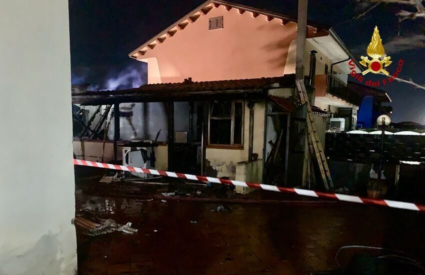 Belsito, scoppia bombola Gpl: paura per un incendio in una villetta