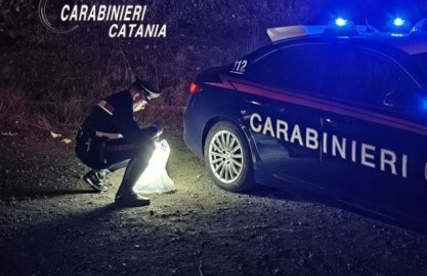 Aci Catena: cercano di disfarsi della droga lanciandola via, due arrestati dai Carabinieri