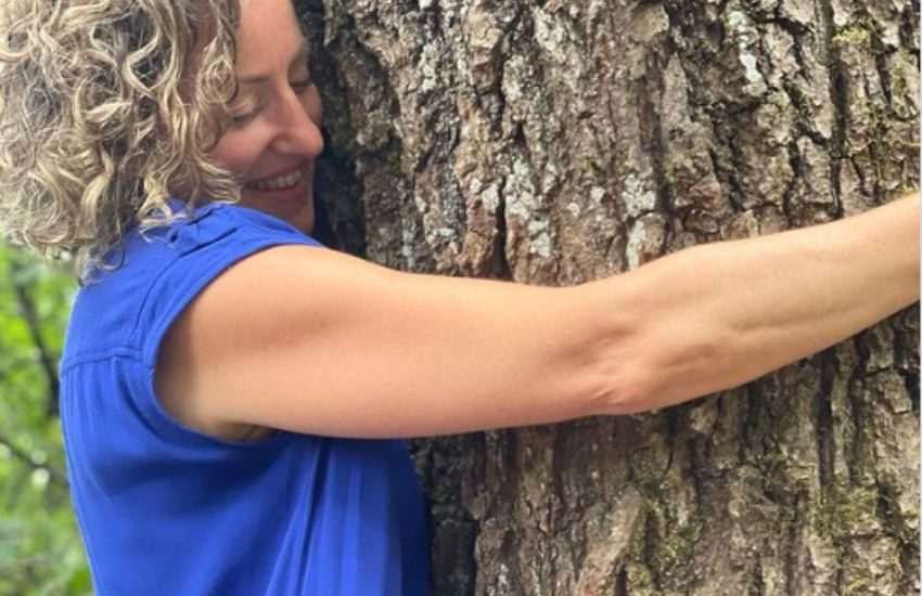 Donna fidanzata con un albero: “sono ecosessuale, ho sentito una connessione erotica”
