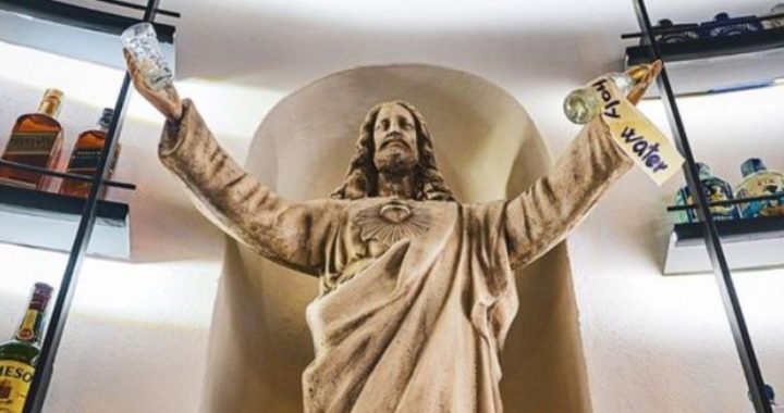 Statua di Gesù con un bicchiere in mano e la Madonna con un uovo in testa: bar appena aperto rischia già la chiusura