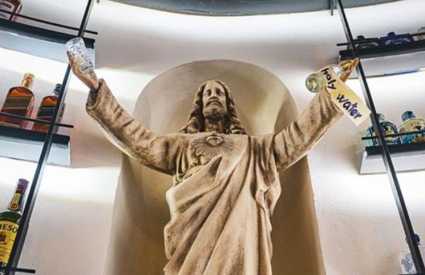 Statua di Gesù con un bicchiere in mano e la Madonna con un uovo in testa: bar appena aperto rischia già la chiusura