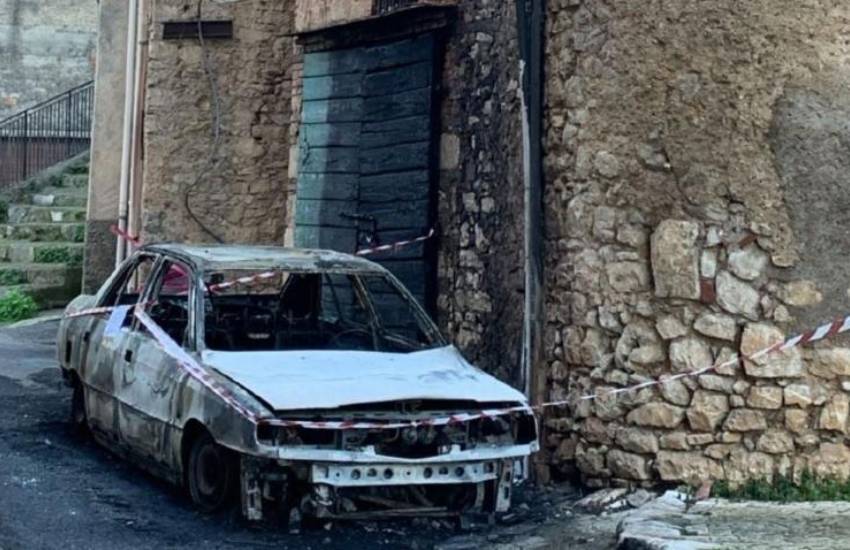 Tragedia sfiorata in provincia di Latina: brucia un’auto ed il fumo invade la casa di una coppia di anziani che dormiva…