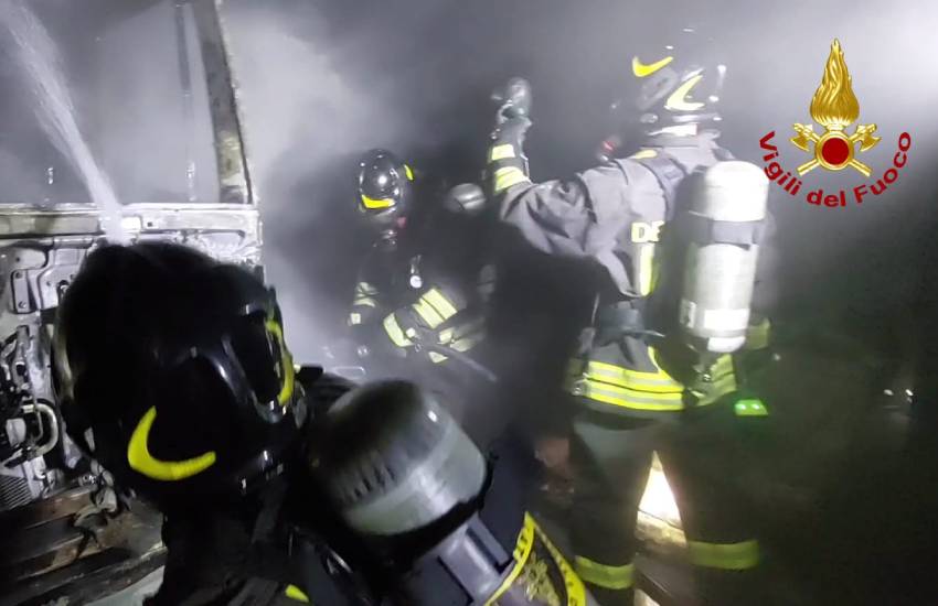 Vasto incendio in un capannone in provincia di Latina – VIDEO