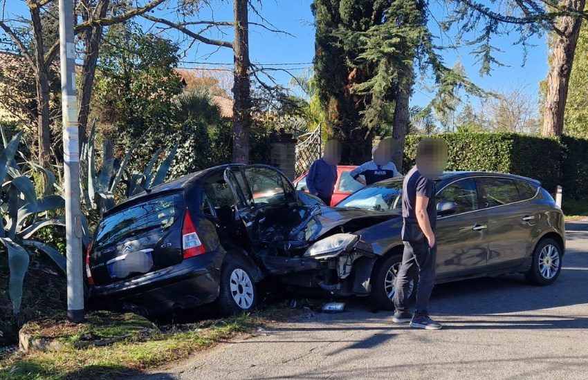 Spaventoso scontro tra due auto: le conducenti ricoverate al Goretti in codice rosso