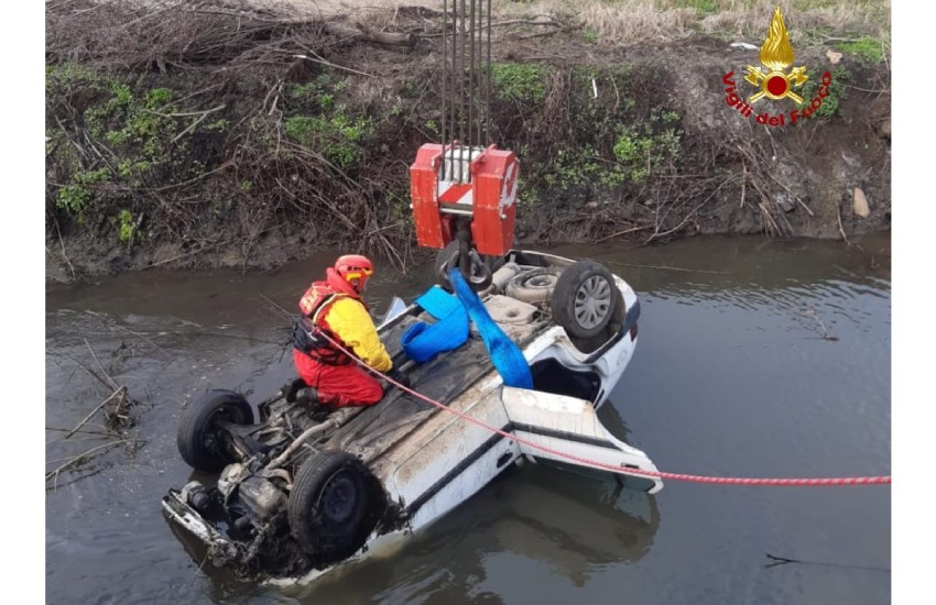 Drammatico incidente in provincia di Latina: con l’auto nel canale. Salvo per miracolo